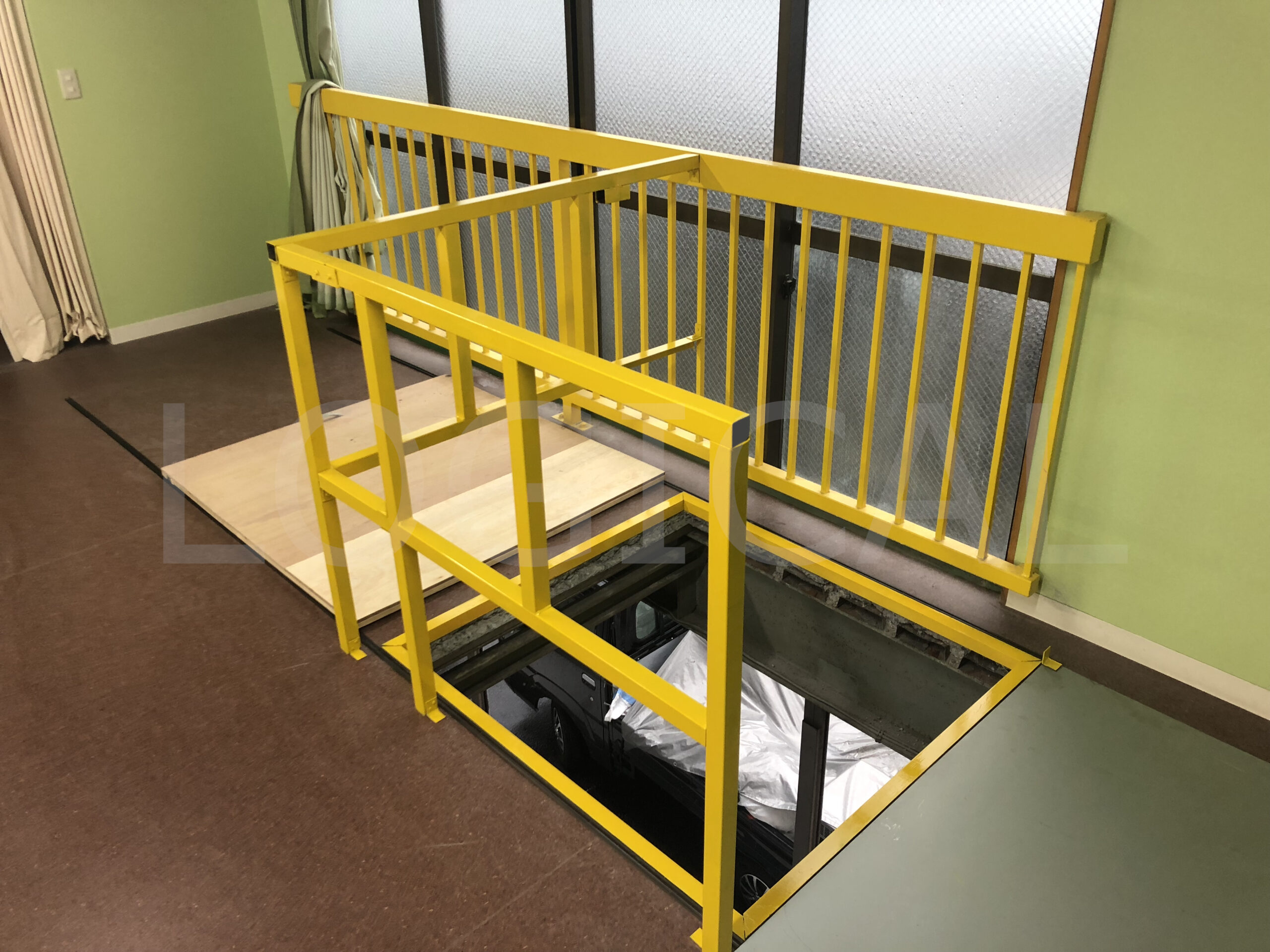荷物搬出入用開口工事